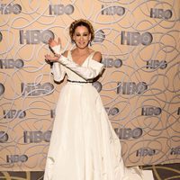 Sarah Jessica Parker 'posando' con su premio en la fiesta de HBO tras los Globos de Oro 2017