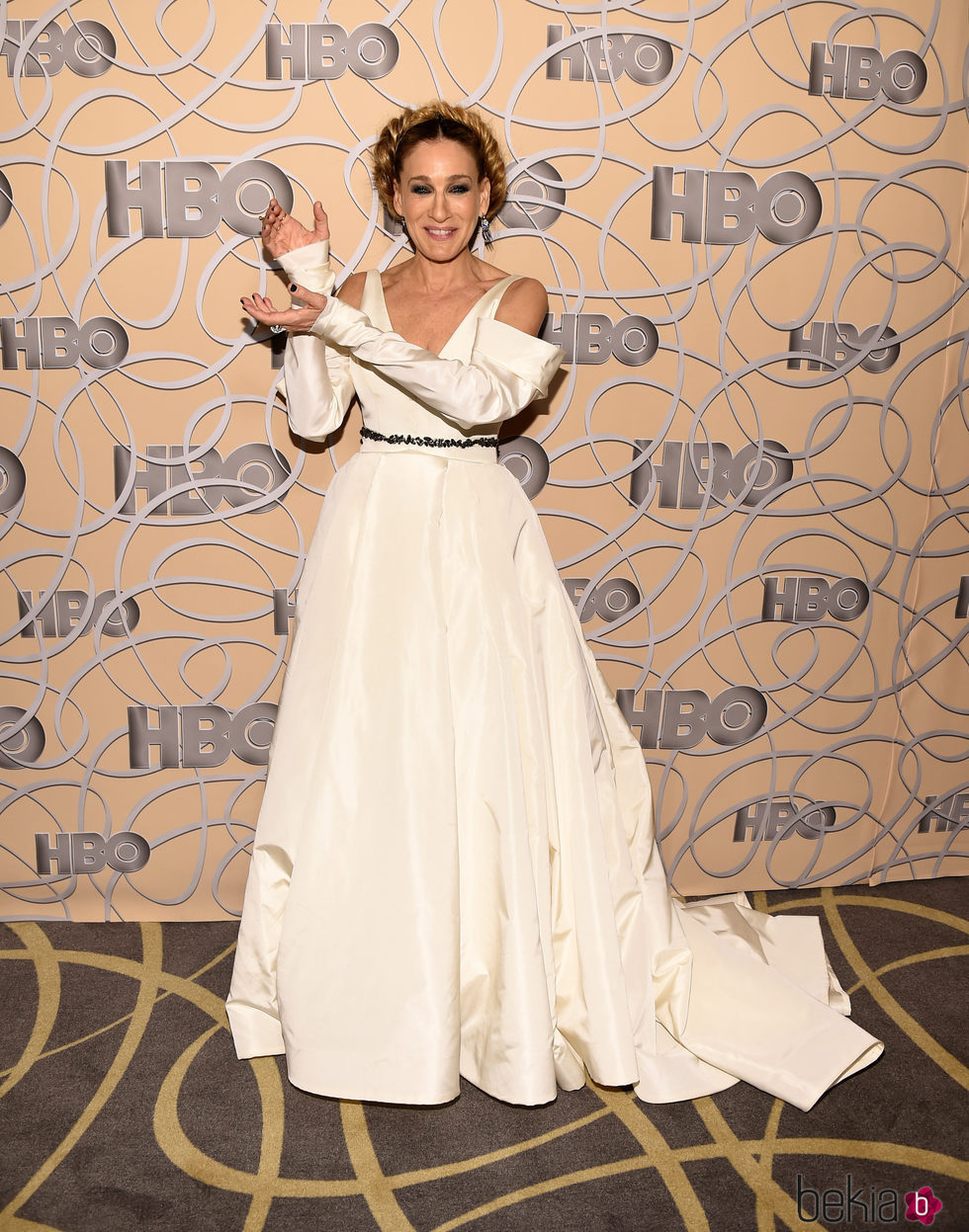 Sarah Jessica Parker 'posando' con su premio en la fiesta de HBO tras los Globos de Oro 2017