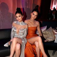 Kylie y Kendall Jenner sentadas descansando en la fiesta de NBC tras los Globos de Oro 2017