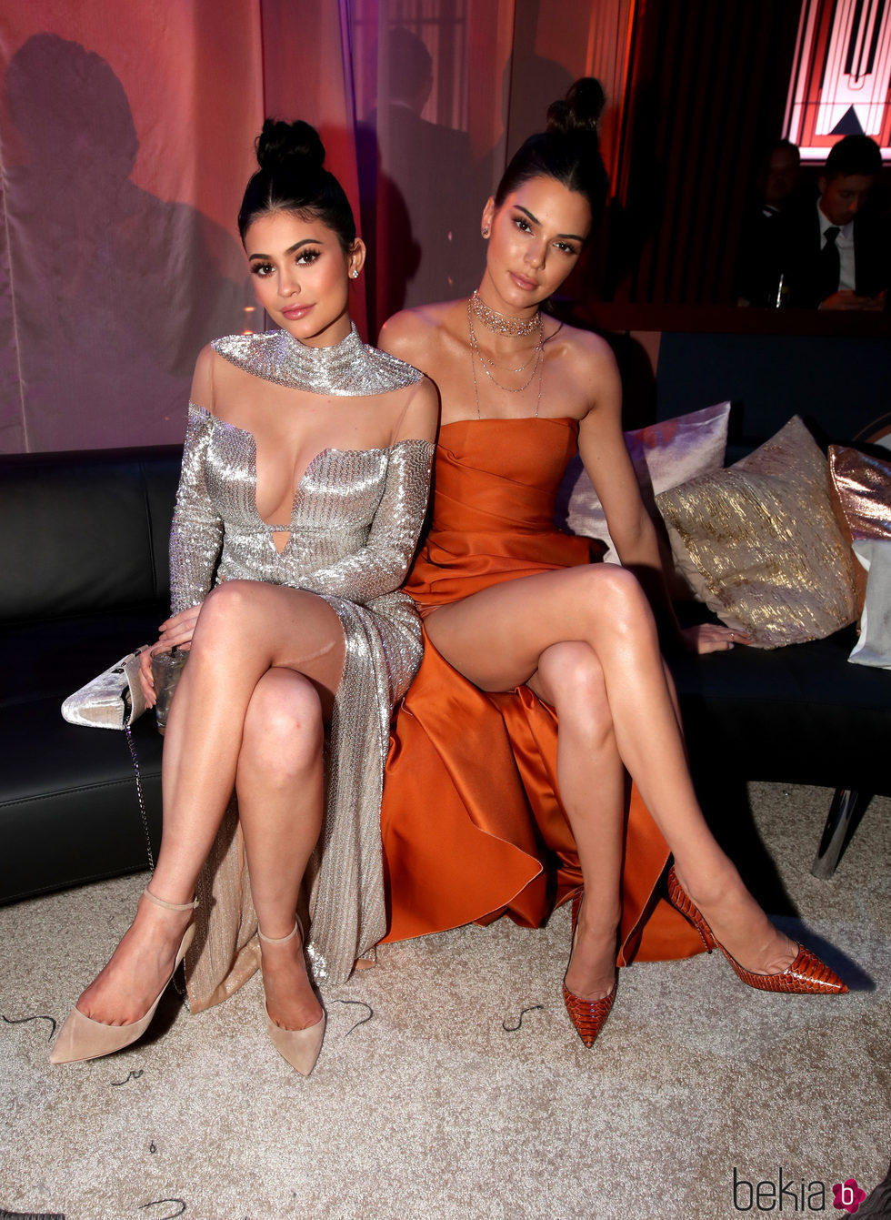 Kylie y Kendall Jenner sentadas descansando en la fiesta de NBC tras los Globos de Oro 2017