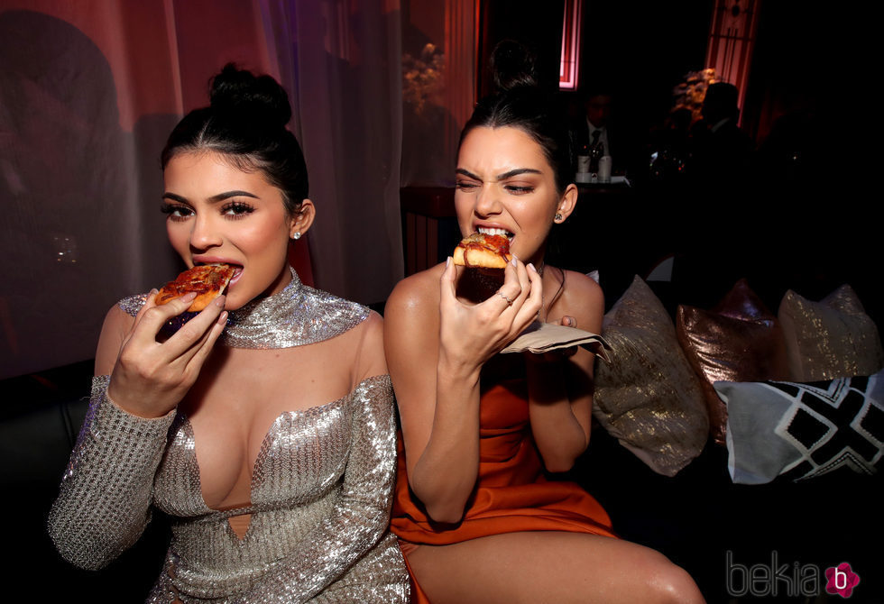 Kylie y Kendall Jenner tomando un aperitivo en la fiesta de NBC tras los Globos de Oro 2017