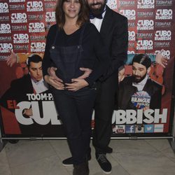 Melani Olivares con su marido Gorka González en el estreno de 'El cubo de Rubbish'