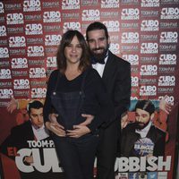 Melani Olivares con su marido Gorka González en el estreno de 'El cubo de Rubbish'