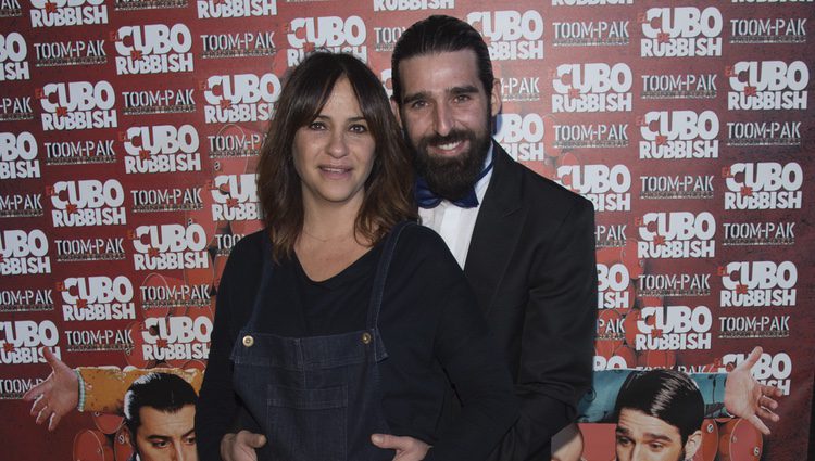 Melani Olivares con su marido Gorka González en el estreno de 'El cubo de Rubbish'