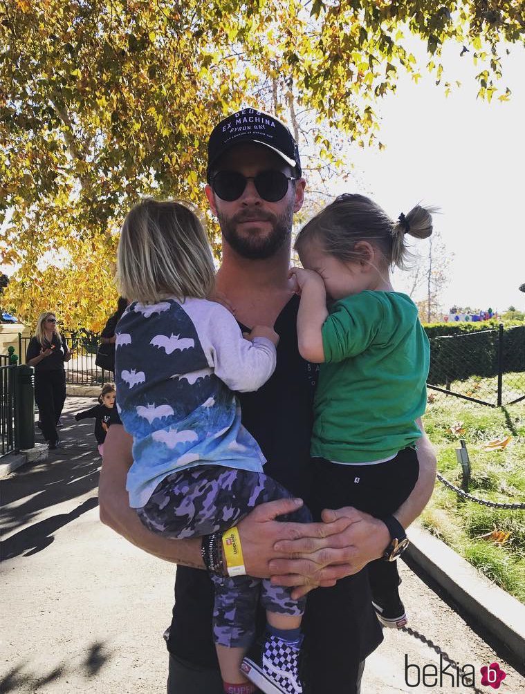 Chris Hemsworth junto a dos de sus hijos