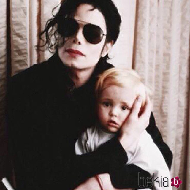 Prince Jackson con su padre Michael Jackson cuando era un bebé