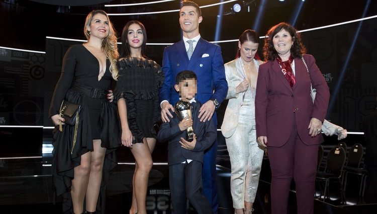 Cristiano Ronaldo en The Best FIFA Awards con su novia, su hijo y el resto de su familia