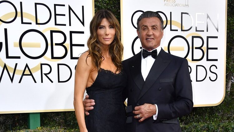 Sylvester Stallone y su mujer Jennifer Flavin en los Globos de Oro 2017