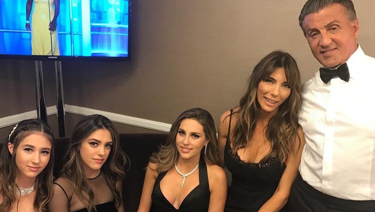 Sylvester Stallone junto a su mujer y sus hijas en el backstage de los Globos de Oro 2017