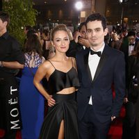 Damien Chazelle y su novia Olivia Hamilton en los Globos de Oro 2017