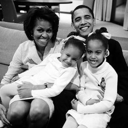 Michelle Obama junto a su marido y sus dos niñas pequeñas