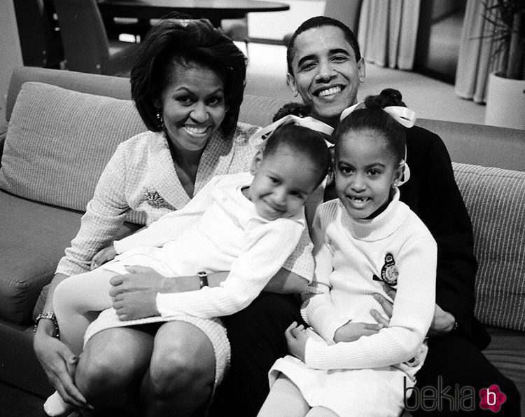 Michelle Obama junto a su marido y sus dos niñas pequeñas