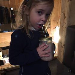 Leonor de Suecia bebiendo un batido durante sus vacaciones de invierno en Suiza