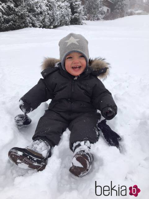 Nicolás de Suecia en la nieve en los Alpes suizos