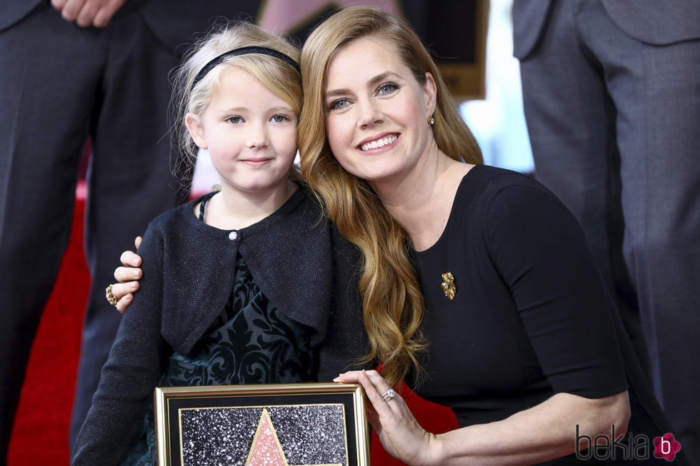 Amy Adams con su hija recibiendo su estrella en el Paseo de la Fama