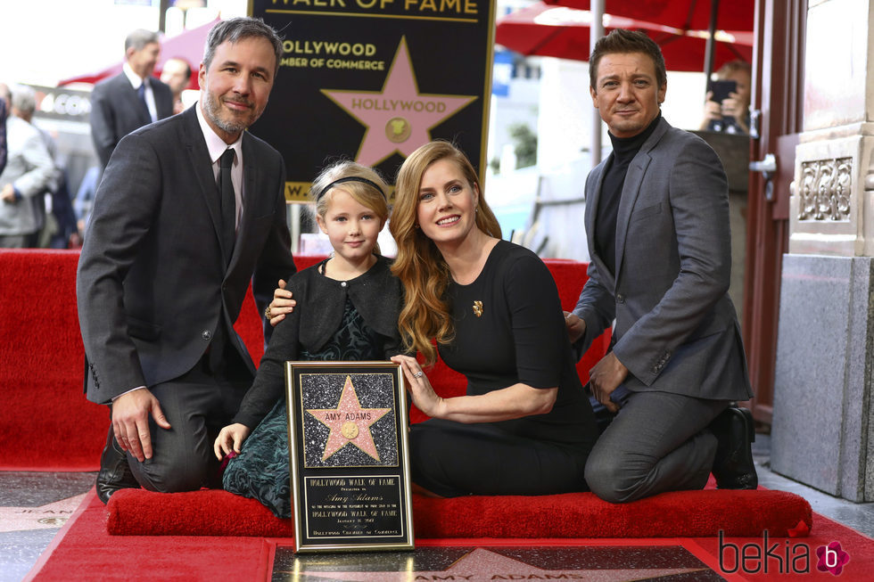 Amy Adams acompañada de su hija, el director Denis Villeneuve y el actor Jeremy Renner en el Paseo de la Fama