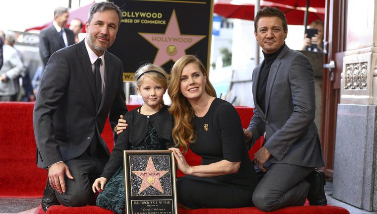 Amy Adams acompañada de su hija, el director Denis Villeneuve y el actor Jeremy Renner en el Paseo de la Fama