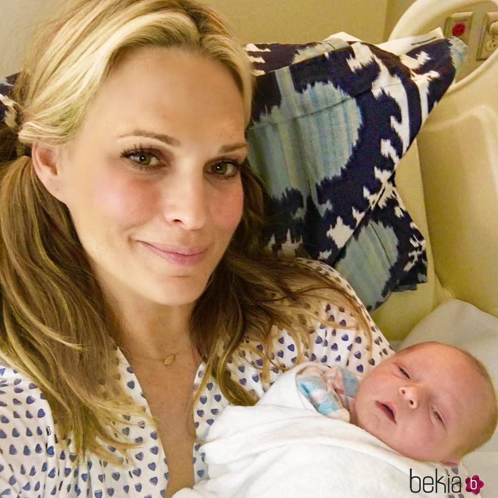 Molly Sims presenta a su tercer hijo Grey Douglas