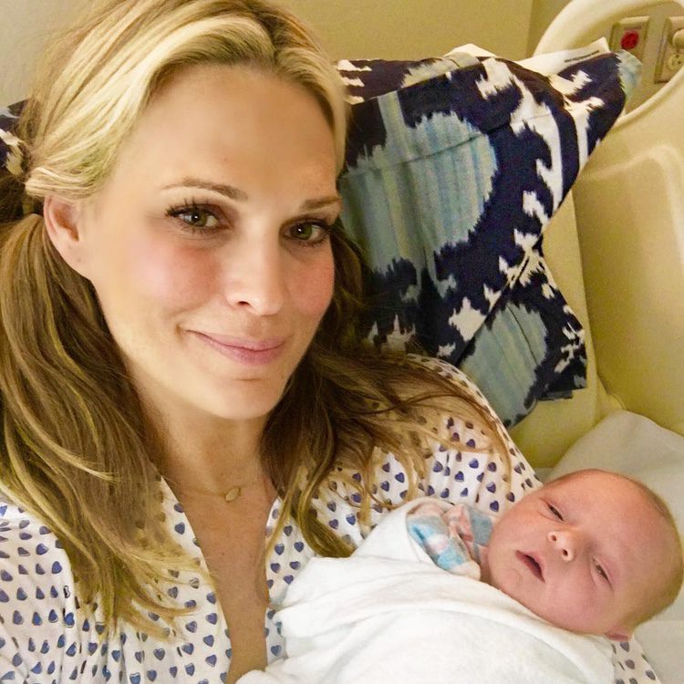 Molly Sims presenta a su tercer hijo Grey Douglas