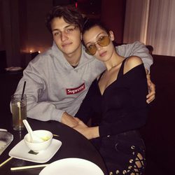 Bella y Anwar Hadid juntos