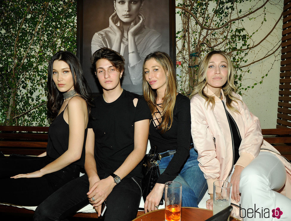 Bella, Anwar, Marielle y Alana Hadid en una fiesta