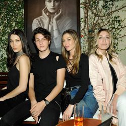 Bella, Anwar, Marielle y Alana Hadid en una fiesta