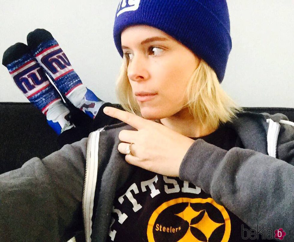 Kate Mara presumiendo de anillo de compromiso