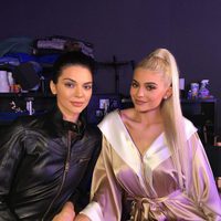 Kylie y Kendall Jenner antes de presentar un directo en Facebook