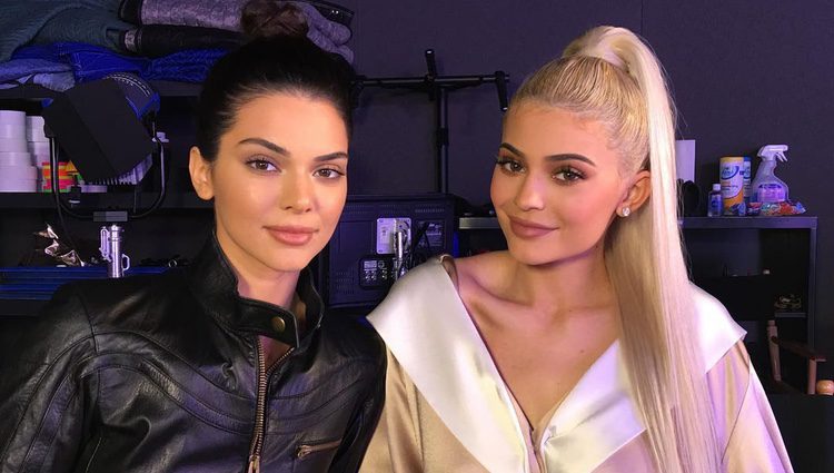 Kylie y Kendall Jenner antes de presentar un directo en Facebook