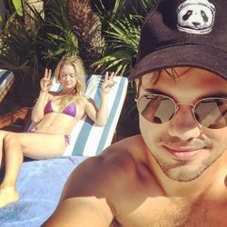 Taylor Lautner y Billie Lourd durante un viaje a Cabo San Lucas