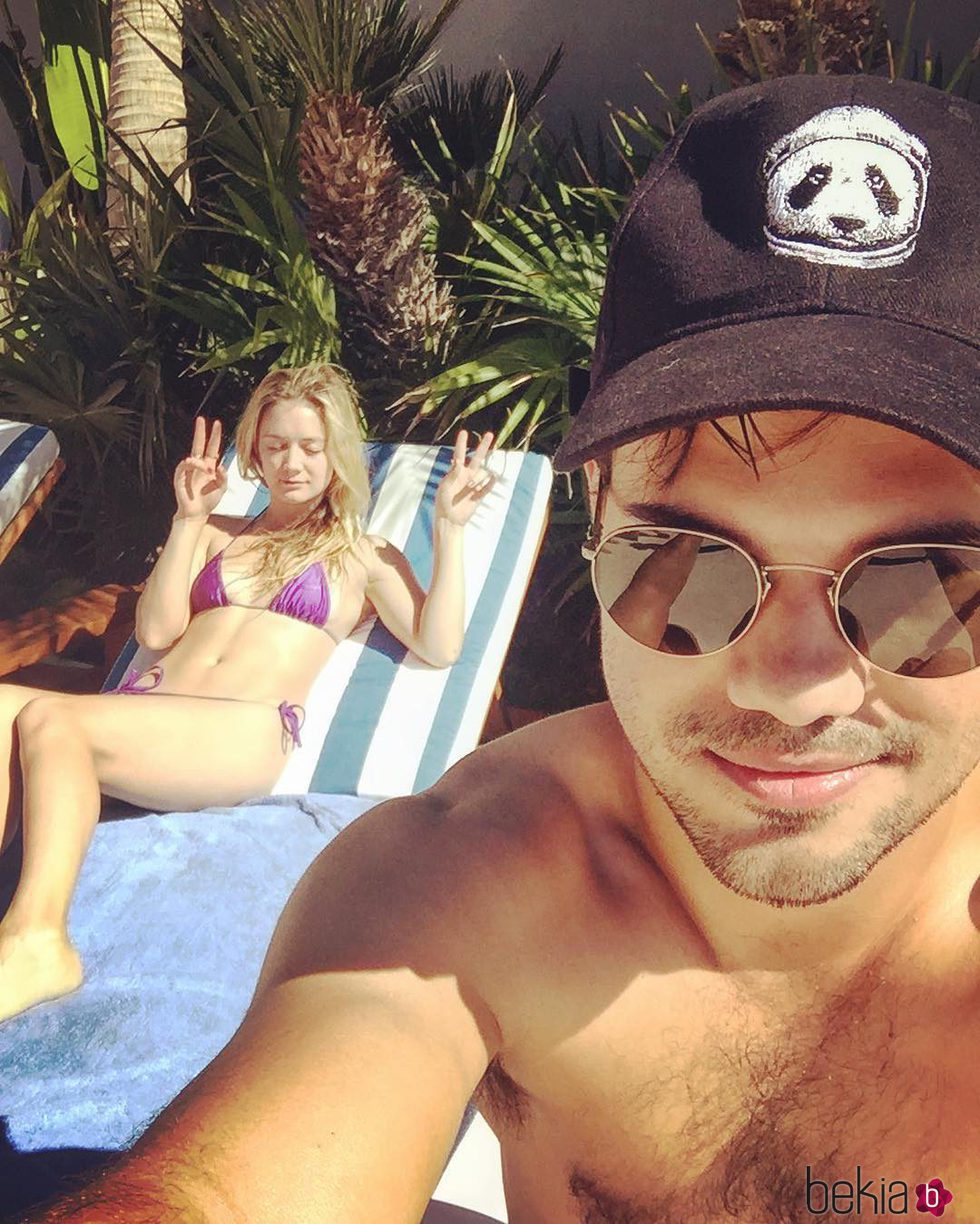 Taylor Lautner y Billie Lourd durante un viaje a Cabo San Lucas