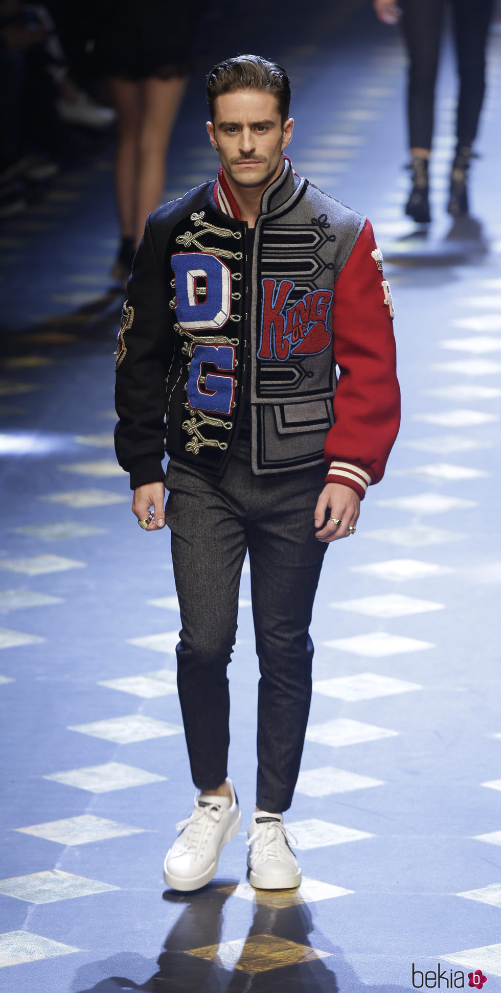 Pelayo Díaz desfilando para Dolce&Gabbana en la Semana de la Moda de Milán otoño/invierno 2017/2018