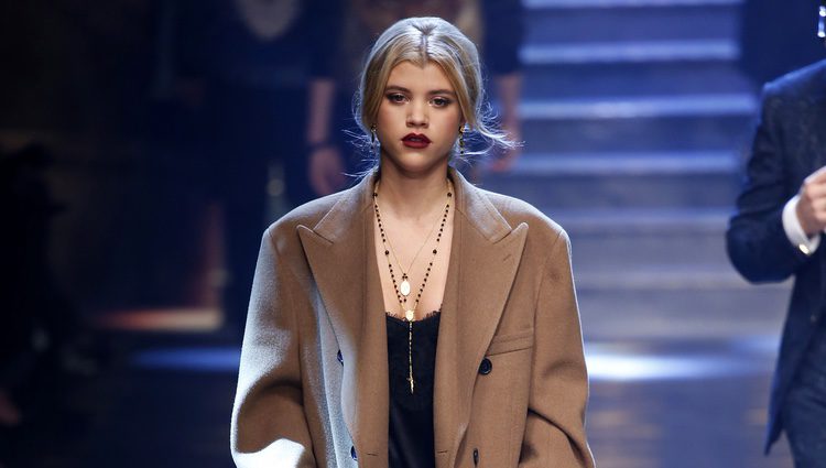 Sofia Richie desfilando para Dolce&Gabbana en la Semana de la Moda de Milán otoño/invierno 2017/2018