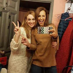 Paula Echevarría visitando a Marta Hazas en el camerino de su obra de teatro '5 y acción'