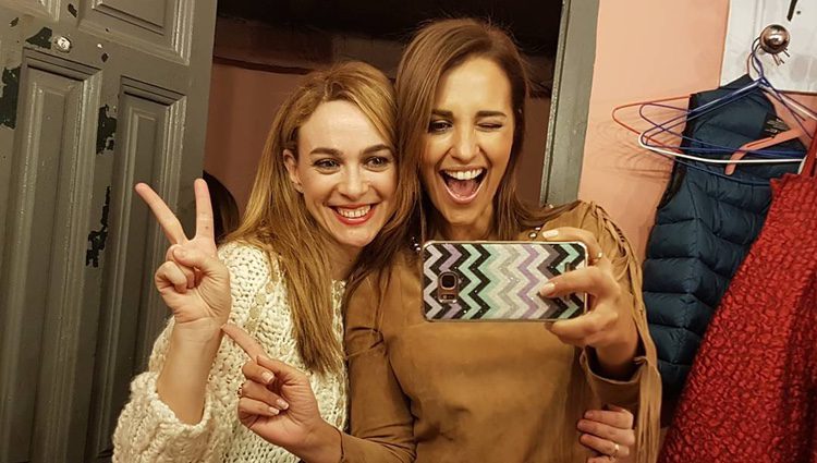 Paula Echevarría visitando a Marta Hazas en el camerino de su obra de teatro '5 y acción'