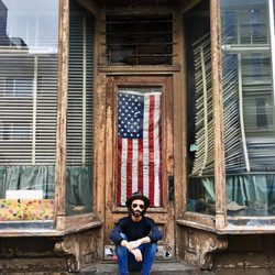 Leiva frente a una tienda de Brooklyn durante sus vacaciones en Nueva York