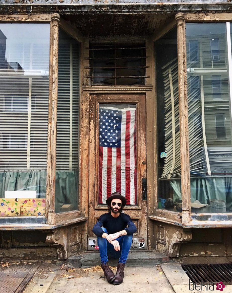 Leiva frente a una tienda de Brooklyn durante sus vacaciones en Nueva York