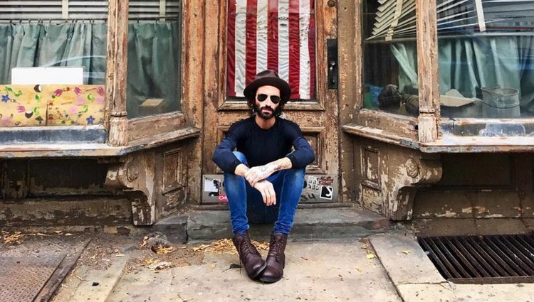 Leiva frente a una tienda de Brooklyn durante sus vacaciones en Nueva York