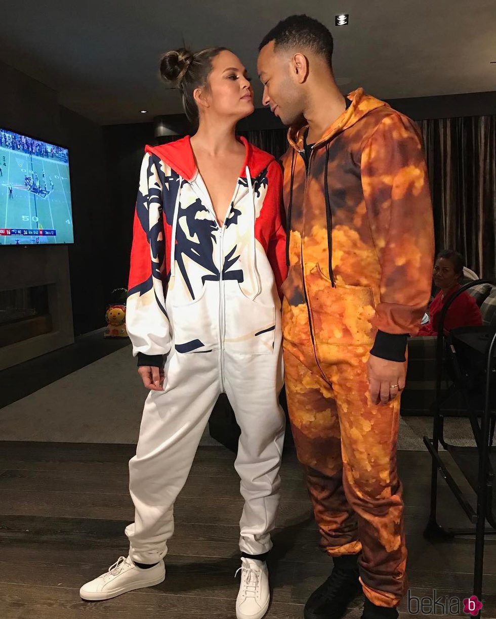 John Legend y su mujer Chrissy Teigen en una fiesta de pijamas