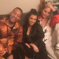 John Legend, Kourtney Kardashian y Chrissy Teigen en una fiesta de pijamas