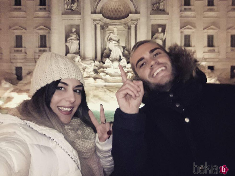 Beatriz y Rodrigo de 'GH17' posando delante de la Fontana Di Trevi de Roma