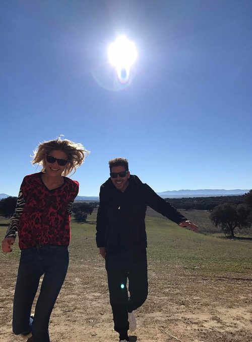 El Cholo Simeone y Carla Pereyra celebrando su aniversario con una cita campestre