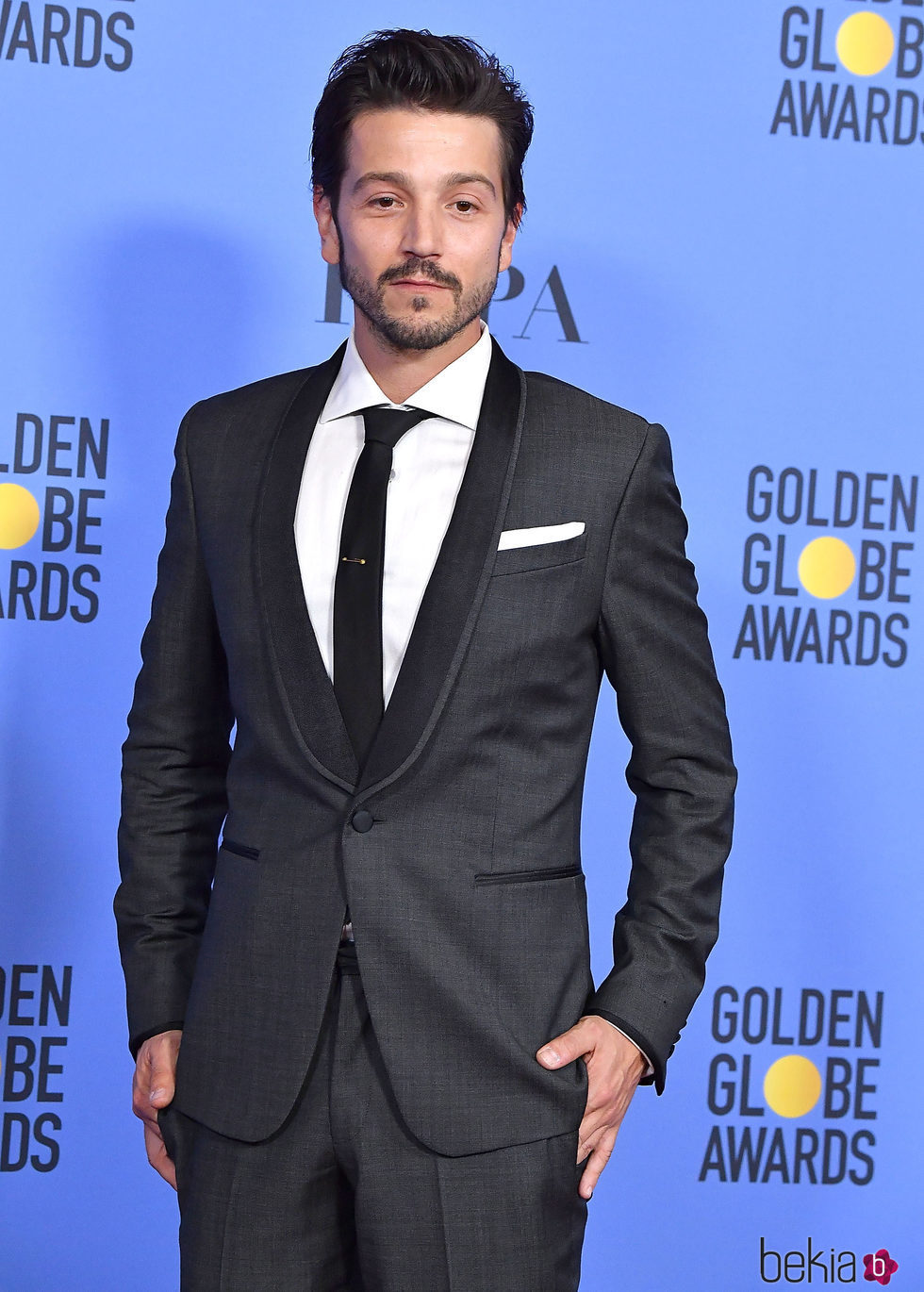 Diego Luna en una fiesta de los Globos de Oro 2017