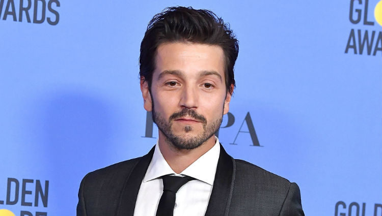 Diego Luna en una fiesta de los Globos de Oro 2017