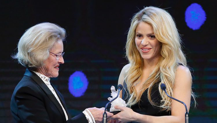 Shakira recibiendo el Crystal Award en el Foro Económico Mundial de Davos 2017