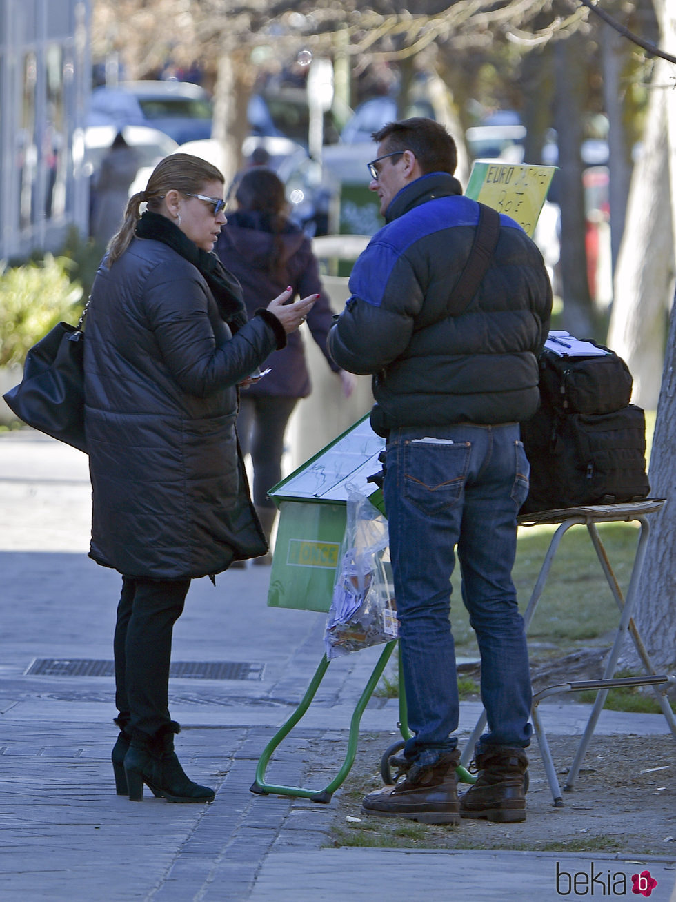 Terelu Campos comprando cupones de la ONCE