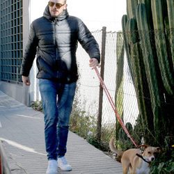 Álex Casademunt sacando a su perro después de la agresión de Vigo