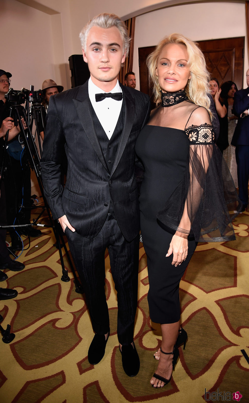 Pamela Anderson con su hijo Brandon Lee en una gala solidaria