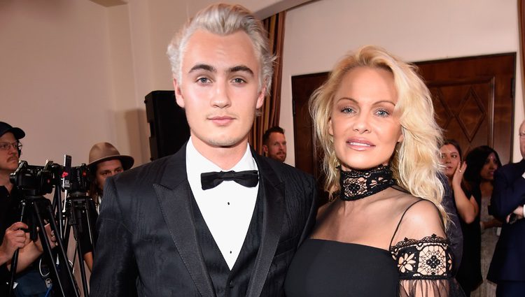 Pamela Anderson con su hijo Brandon Lee en una gala solidaria