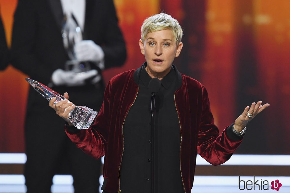 Ellen DeGeneres recogiendo uno de los tres galardones de los People's Choice Awards 2017